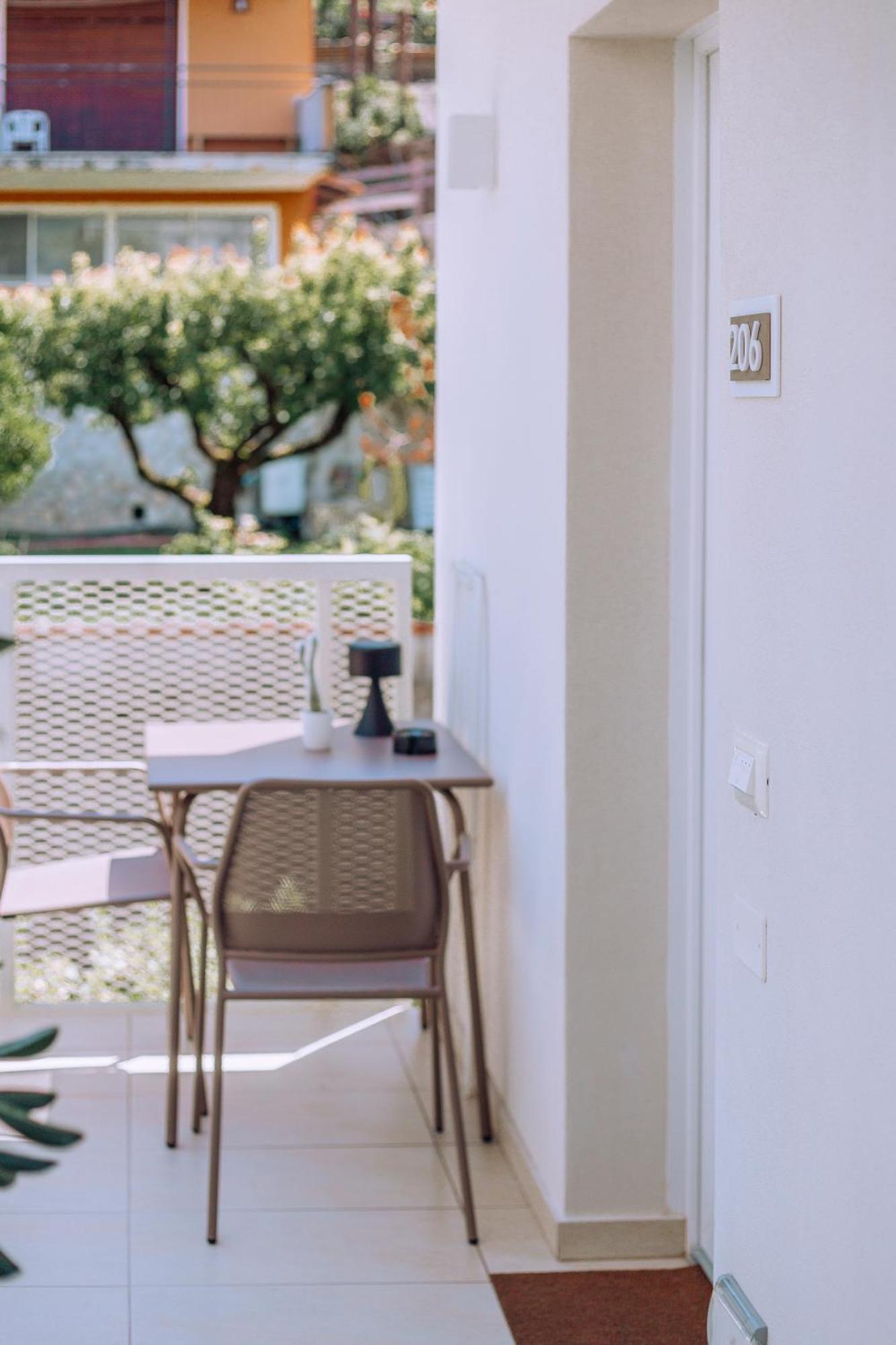 Ah Porticcioli Boutique Apartments San Felice del Benaco Bagian luar foto